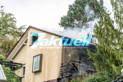 Älteres Ehepaar bei Wohnhausbrand in Altbach schwer verletzt - Feuerwehr im Großeinsatz