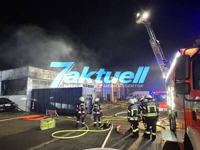 Tatverdächtiger Feuerwehrangehöriger: Palettenstapel angezündet - Feuer greift auf Schreinerei-Produktionshalle über