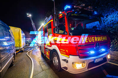 Tatverdächtiger Feuerwehrangehöriger: Palettenstapel angezündet - Feuer greift auf Schreinerei-Produktionshalle über
