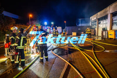 Tatverdächtiger Feuerwehrangehöriger: Palettenstapel angezündet - Feuer greift auf Schreinerei-Produktionshalle über
