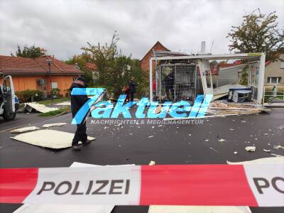 Dorfbank durch Geldautomatensprengung zerstört - Stundenlange Sperrung der L17 in Vehlefanz – Beamte sammeln Geldscheine ein