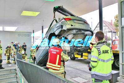 Spektakulärer Crash - 91-Jähriger schanzt mit PKW auf Treppengeländer der Bahnhof-Unterführung