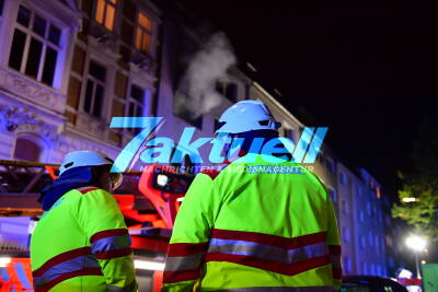 Dramatische Rettung bei Brand: Frau stand in Dachrinne, drohte abzustürzen: 4 Verletzte bei Wohnungsbrand Köln - Rettungskissen aufgebaut und Person mit Drehleiter von Dach geholt