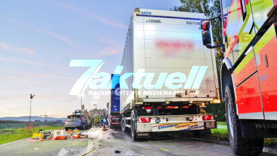 Tödlicher Frontalcrash - Hyundai kracht frontal gegen Actros-LKW - PKW fängt Feuer, Fahrer verbrennt im Fahrzeug - Rettungskräfte können nichtsmehr für den Fahrer tun