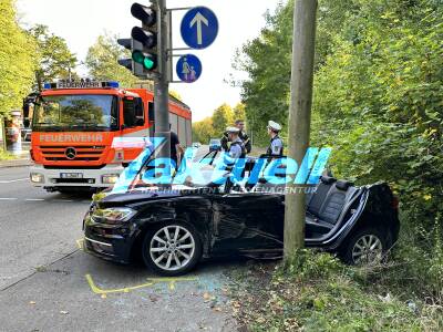 Schwerer Unfall mit Rentnerin - Befreiung aus VW Golf durch Feuerwehr 