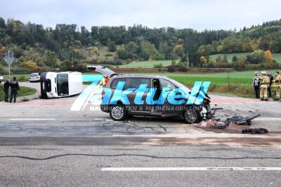 Schwerer Unfall auf dem Schulweg - Mehrere Verletzte Kinder bei Unfall mit Schulbus - PKW Lenker eingeklemmt - Kurz vor der Schule