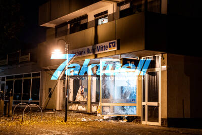 Explosion zerfetzt komplette Fensterfront - Geldautomat in Mehrfamilienhaus gesprengt - Täter fliehen wohl mit Audi RS6 - Feuerwehr entdeckt zufällig Gasleck im Keller