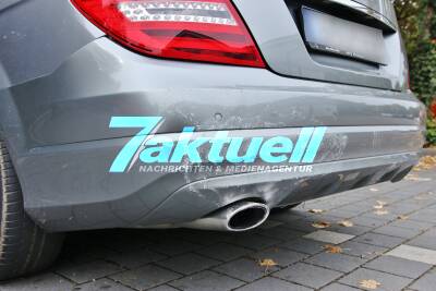 86 jähriger kracht in  in ALDI Filiale - Erst Rückwärts, dann vorwärts gegen eine Mauer - Fahrer verletzt