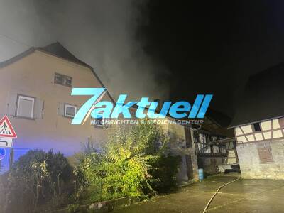 Scheune brennt in Ortsmitte und greift auf Wohnhaus über - 2 Personen verletzt