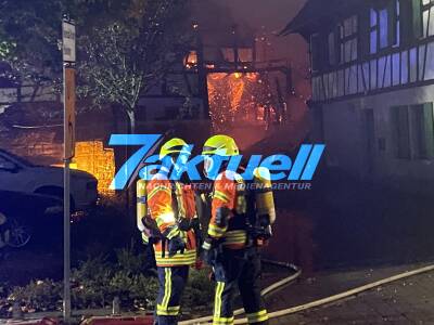 Scheune brennt in Ortsmitte und greift auf Wohnhaus über - 2 Personen verletzt