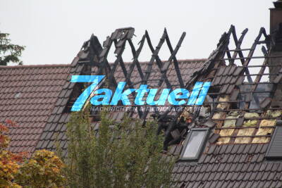 Scheune brennt in Ortsmitte und greift auf Wohnhaus über - 2 Personen verletzt