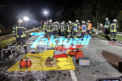 LKW zermalmt PKW einer jungen Mutter: Feuerwehr sieht die Eingeklemmte zunächst nicht, hört sie nur schreien - Baby-Sitz lässt Einsatzkräfte noch Schlimmeres befürchten