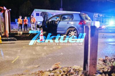 Mit 15 am Steuer: Fahrübungen einer Jugendlichen enden in schwerem Unfall - Golf durchschlägt Betonwand und landet in Stadtbahngleis - Auch 5-Jähriger an Board