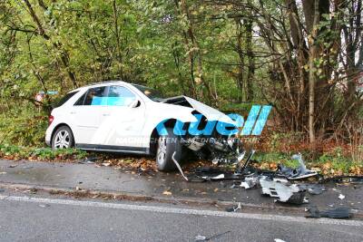 Rücksichtslos überholt - 19 jähriger kracht mit SUV kracht in entgegenkommendes E-Fahrzeug - Schwerer Unfall bei Schorndorf