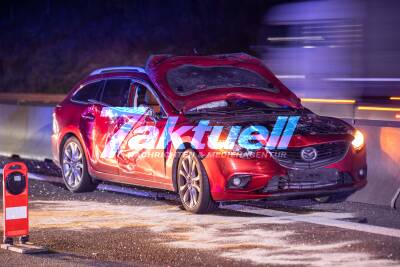 Spurwechsel endet im Doppelten Überschlag auf der A8: 61-Jährige kracht gegen Mazda und Kleintrasporter - Beide Fahrzeuge überschlagen sich - Mehrere Personen schwer Verletzt