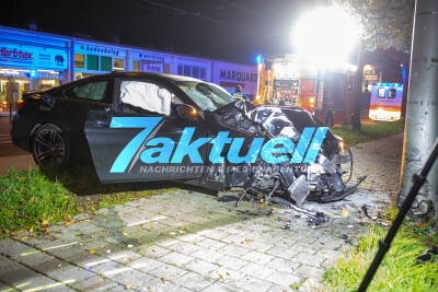 Rasercrash mit BMW auf der Mercedesstraße: Auto schleudert gegen Baum und Masten - 2 junge Erwachsene verletzt