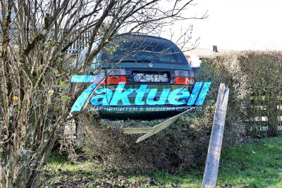 84-jährige Rentnerin verwechselt beim Ausparken Gas und Bremse, richtet mit Vollgas rückwärts ein Trümmerfeld an