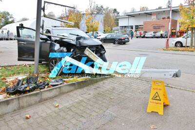 In Supermarkt-Schild gekracht - Fahrer kracht bei Ausweich-Versuch in beleuchtetes Werbeschild - Dieses wird aus der Verankerung gerissen