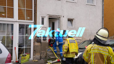 Rauch aus Dachgeschoss Wohnung - Gebäude unbewohnbar - Kripo zur Spurensicherung im Einsatz
