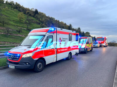 Glück gehabt! Fahranfängerin kommt mit vollbesetzten Elektro-Jeep im Bereich der Neckarbrücke von Fahrbahn ab, überschlägt sich und kommt am Abhang zum Stehen - die 4 Insassen wurden in Krankenhäuser eingeliefert