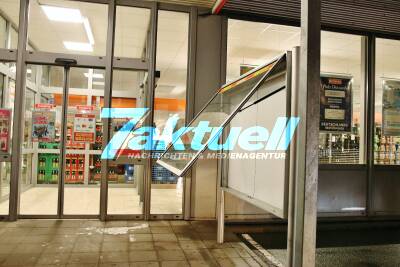 Mit Küchenmesser bedroht: Raubüberfall auf Lebensmittel-Discount - Täter flüchtig - Polizei fahndet mit Hubschrauber über Weinstadt
