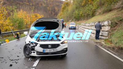 Frontalcrash auf Steige: Schwerer Verkehrsunfall mit zwei PKW auf der B28 bei Bad Urach - Feuerwehr im Einsatz