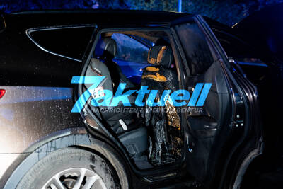 Brandstiftung: Böller vermutlich in Auto geworfen - Schock für Besitzer - Polizei stellt Auto sicher - Feuerwehr Herten im Einsatz