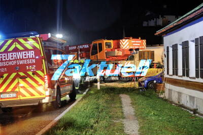 Mächtige Fichte stürzt nach Unwetter auf Haus und Auto und begräbt beides unter sich - enormer Schaden Anwohner hatten Riesen Glück, Wetterumschwung 