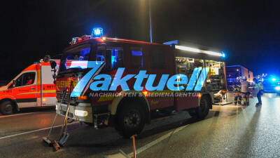 PKW verliert Anhänger, Sprinter rast auf Autobahn rein - Trümmerfeld über 900 Meter verteilt