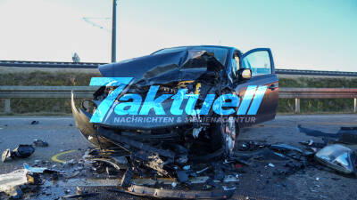 Schwerer Frontalcrash L1204 - Fahrer 20min eingeklemmt - von Feuerwehr aufwenige Bergung mit hydraulischem Rettungsgerät