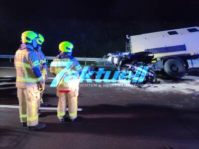 Mini zerfetzt nach Crash mit Oldtimer-LKW auf dem Nördlichen Berliner Ring - Trümmerteile über der A10 verteilt - Fahrer des Mini Schwerverletzt - Starker Nebel zum Zeitpunkt des Unfalls (Pol Oton!)