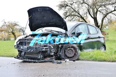 Frontalcrash bei Nellmersbach - PKW entwurzelt Baum - 2 Schwer verletzte
