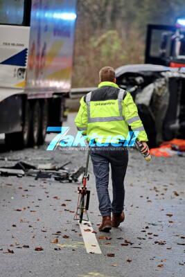 Horrorcrash: 58-jähriger Kitzbühler schanzt über Steinmauer mit Dach voran in Sattelzug, Mann wird fast geköpft und erleidet schwerste Verletzungen - Ersthelfer retten ihn aus dem Fahrzeug 