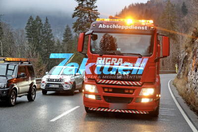 Horrorcrash: 58-jähriger Kitzbühler schanzt über Steinmauer mit Dach voran in Sattelzug, Mann wird fast geköpft und erleidet schwerste Verletzungen - Ersthelfer retten ihn aus dem Fahrzeug 