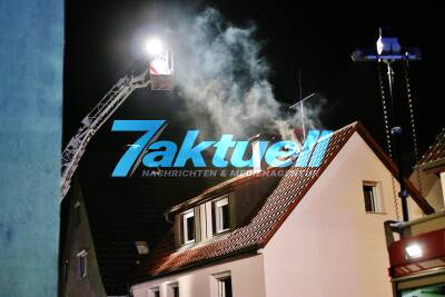 Brandeinsatz - Topf mit Asche vergessen - Feuer greift auf gesamtes Gebäude über - Feuerwehr Urbach stundenlang im Einsatz