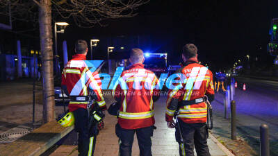 Salzsäure tritt aus - Großaufgebot mehrerer Feuerwehren und Spezialfahrzeugen (Gefahrgutzug, Werkfeuerwehr Bosch)