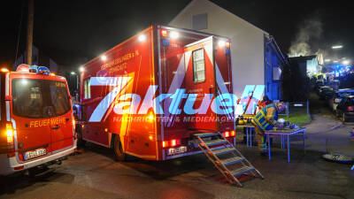 Feuerschale unachtsam geleert: Feuer greift über Holzschrank und Balkon schließlich auf Gebäude über - Bewohner mussten zum Teil von der Feuerwehr gerettet werden