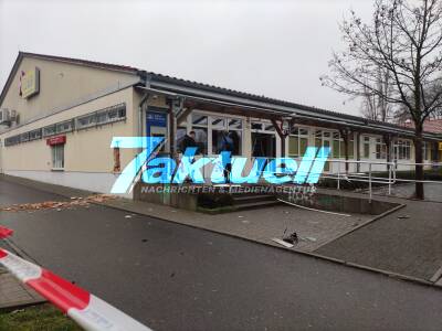Eingangsbereich der Apotheke bei Geldautomatensprengung zerstört – Gebäudewand herausgebrochen