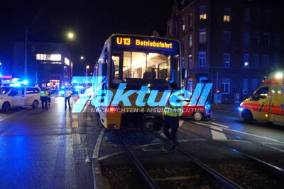Verbotswidrig gewendet: Stadtbahn mit PKW kollidiert
