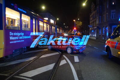 Verbotswidrig gewendet: Stadtbahn mit PKW kollidiert