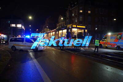 Verbotswidrig gewendet: Stadtbahn mit PKW kollidiert