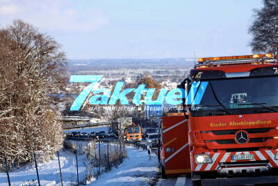 BAB 8: Autotransporter verunglückt am Chiemsee - Neuwagen fallen runter - darunter Jeep Hybrid Totalschaden - hoher Schaden