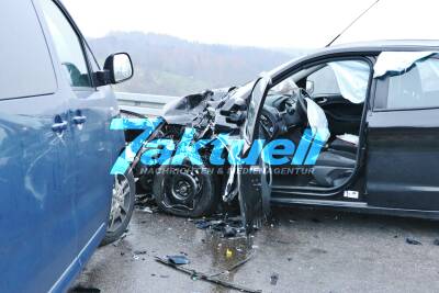 Frontalcrash bei Glätte - Transporter kommt auf Gegenspur und kracht in Kleinwagen einer Frau - Unfall mit 2 Verletzten in Berglen