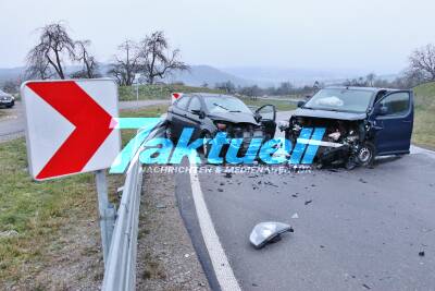 Frontalcrash bei Glätte - Transporter kommt auf Gegenspur und kracht in Kleinwagen einer Frau - Unfall mit 2 Verletzten in Berglen