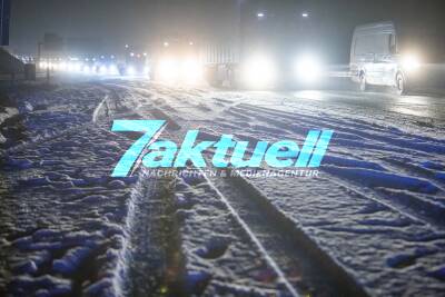 Chaos auf der A8: LKW umgekippt, Fahrzeuge stehen quer – Schneemassen auf der Autobahn und Stau - Winterdienst im Einsatz (2 O-Töne)