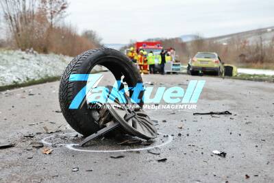 Schwerer Unfall auf Autobahnzubringer - Transporter schlägt frontal in Kleinwagen ein - 2 schwer Verletzte