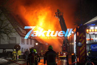 Flammen kilometerweit sichtbar: Vollbrand von Pferdehof auf Schwäbischer Alb - Feuerwehr im Großeinsatz - Polizeihubschrauber sucht nach geflüchteten Pferden