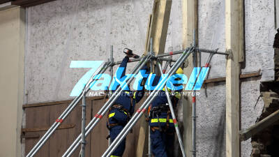 Teilweiser Einsturz einer Scheune an einem Wohnhaus nach Renovierungsarbeiten in Sulzbach bei Billigheim - Straße gesperrt
