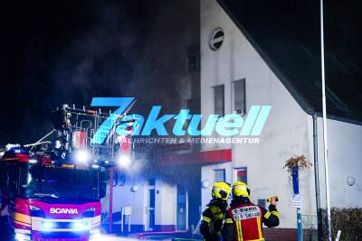 Banküberfall: Frustrierter Täter legt Feuer - Starker schwarzer Rauch quillt aus Geldinstitut nach Raub-Versuch! O-Ton mit Nachbarn, der Angestellte über Balkon rettet