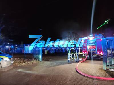 Millionenschaden - Großbrand in Potsdam zerstört eine Autowerkstatt - Giftige Rauchwolke zieht über Potsdam - Feuerwehr im Großeinsatz - Lebensgefahr für Feuerwehr - Drohnenaufnahmen - Gasflaschen werden in Sicherheit gebracht